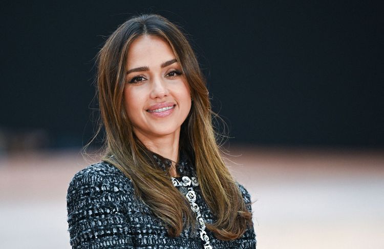 Jessica Alba surprend avec une chevelure ondulée à la Fashion Week