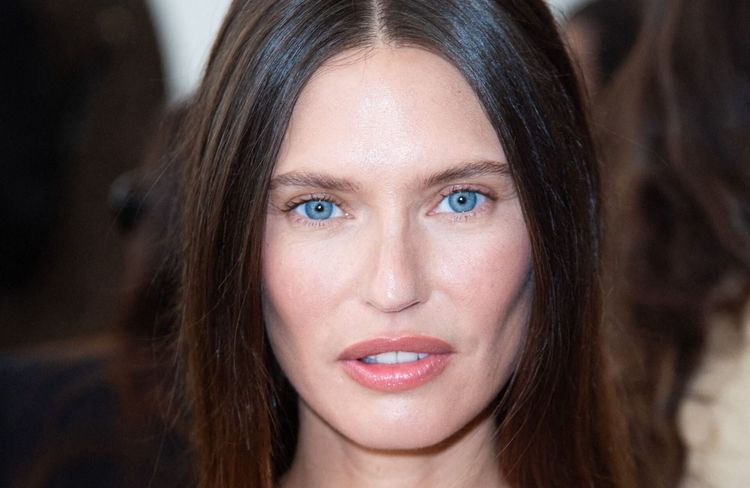 Fond de teint : l’astuce maquillage qui sublime la peau après 40 ans