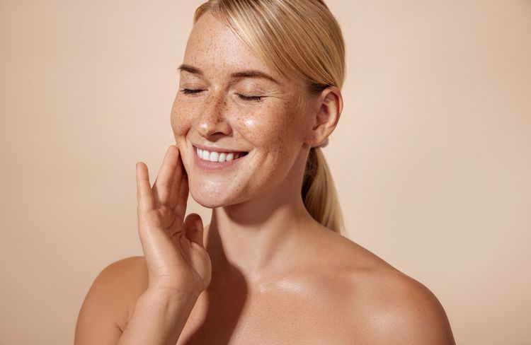 Ce célèbre dermatologue dévoile sa routine matinale pour une peau rayonnante toute la journée