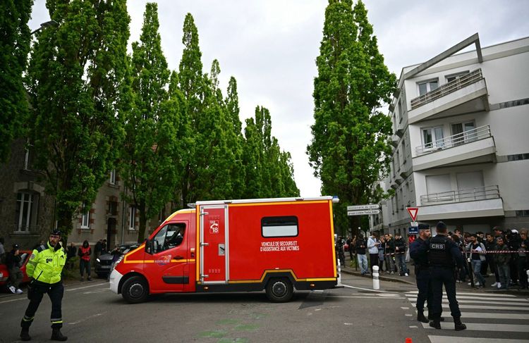 Attaque au couteau à Nantes : une adolescents tuée, François Bayrou appelle à un « sursaut collectif »