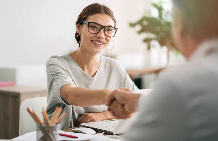 Au travail, les femmes se sentent davantage obligées de sourire que les hommes