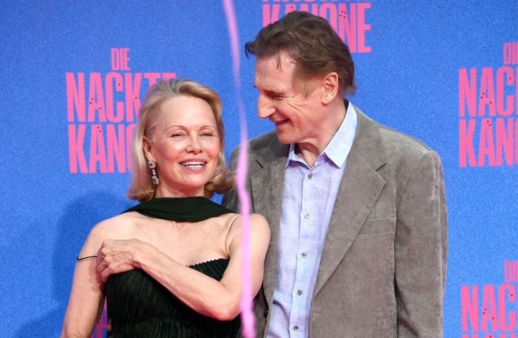 Pamela Anderson complice avec Liam Neeson : le duo s’amuse à rejouer une scène du « Titanic »