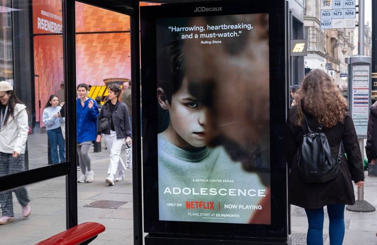Pourquoi la série « Adolescence » sera diffusée dans les collèges et lycées du Royaume-Uni ?