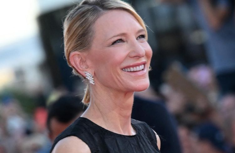 Longueurs libres et raie sur le côté : Cate Blanchett revisite le chignon banane à Venise