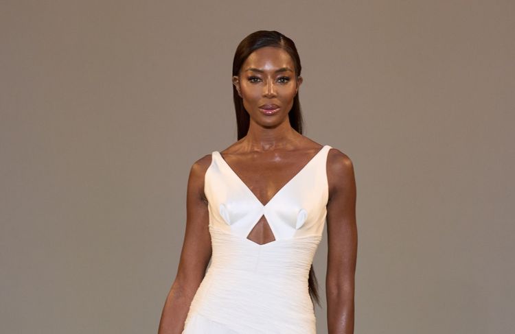 Naomi Campbell défile en robe transparente à la Fashion Week de Milan