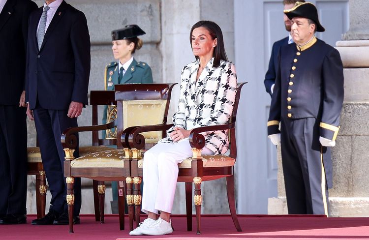 Quelles sont ces baskets blanches qui ont remplacé les talons de Letizia d’Espagne ?
