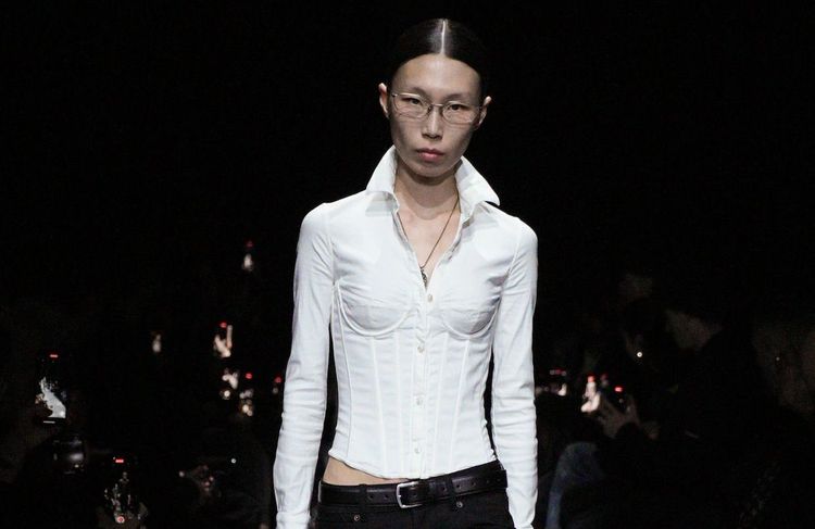 Cette pièce controversée s’offre une réinvention audacieuse sur le podium de Balenciaga