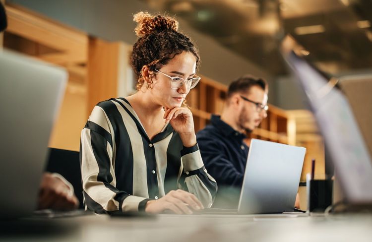 Les femmes salariées vont être plus augmentées que les hommes en 2025