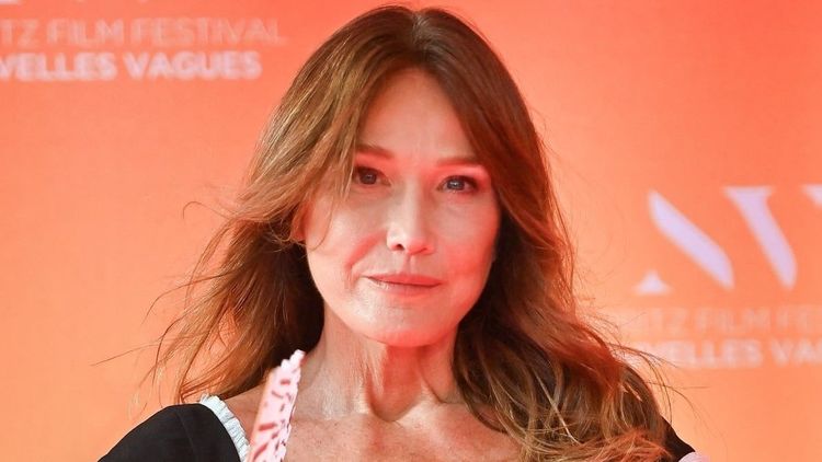 Femme de Nicolas Sarkozy, Carla Bruni (57 ans) tombée dans cette addiction, elle en consomme "jusqu'à 40 par jour"