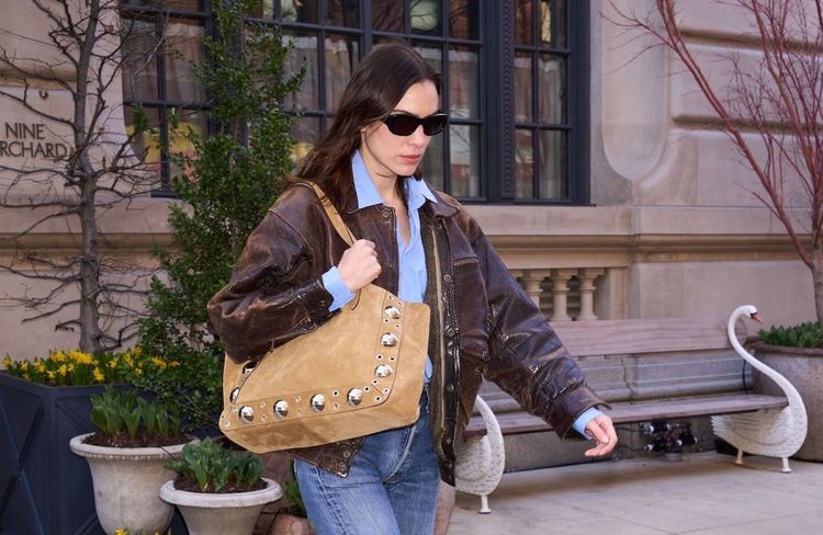 Le sac clouté en daim, l'obsession boho chic du moment