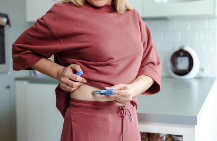 Après la fameuse « Ozempic face », on connaît désormais les risques du médicament sur nos cheveux
