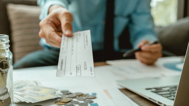 Nouveau délai pour les chèques, surprise des impôts pour le LEP... Les 3 infos argent du jour