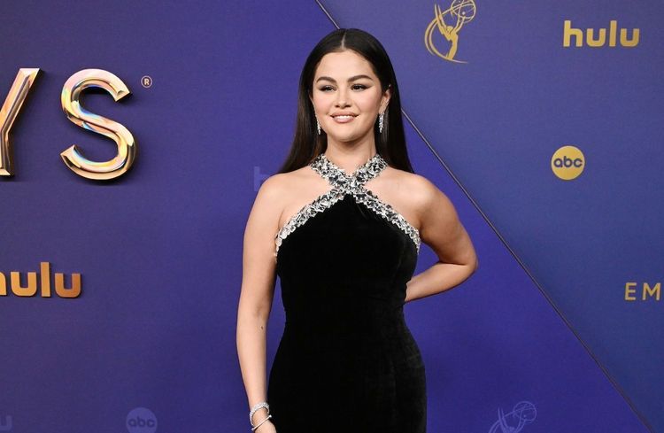 Selena Gomez brille sur le tapis rouge des Emmy Awards