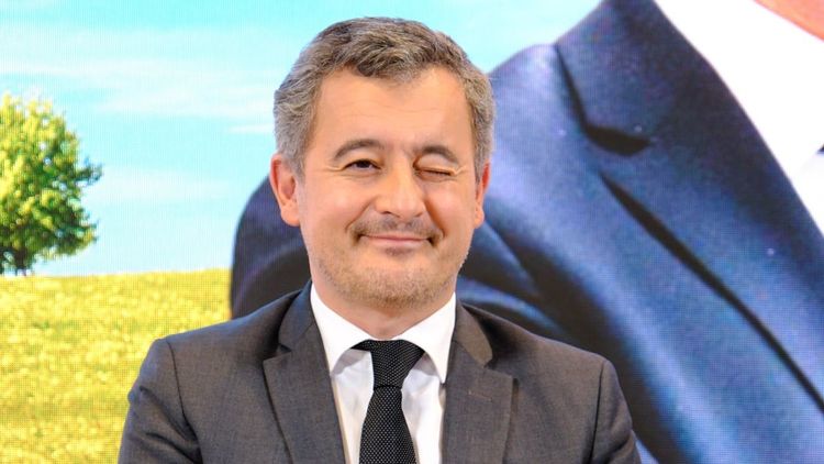 Gérald Darmanin (42 ans) surpris en plein baiser avec Karine Le Marchand : "Vous embrassez les ministres ?"