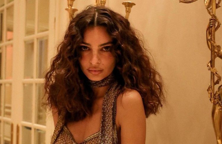 Emily Ratajkowski n’a jamais eu les cheveux aussi volumineux (et c’est canon)