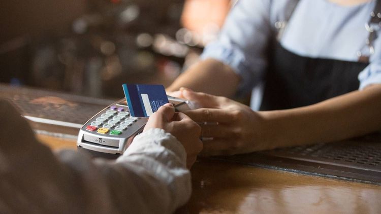 Aides sociales : l'argent bientôt versé directement sur une carte bancaire ?