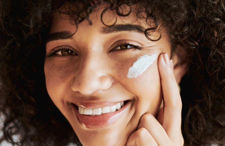 Neuro-cosmétique : les soins pour la peau soignent-ils vraiment la santé mentale ?