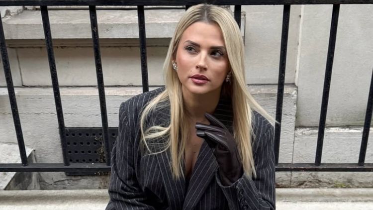 "Je l'aime depuis 6 mois" : Kelly Vedovelli en couple, elle officialise et dévoile même son identité !