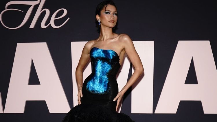 "Quelque chose de bleu" : Ce look de Zendaya qui "électrise le tapis rouge" lors de la première de The Drama aux côtés de Robert Pattinson