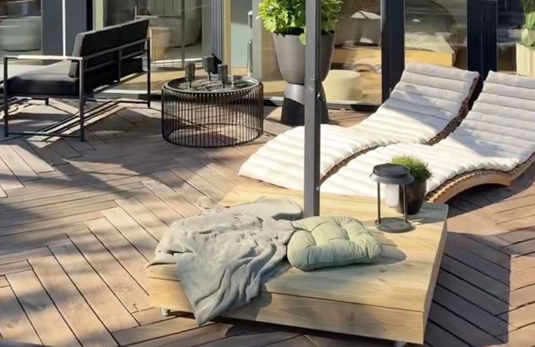 DIY : la solution déco pour cacher un pied de parasol avec style