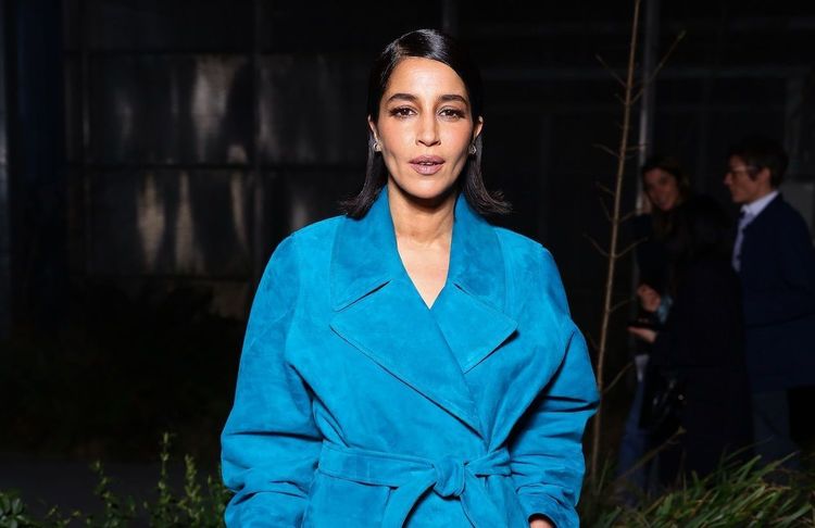 En trench bleu canard, Leïla Bekhti électrise le défilé Alaïa