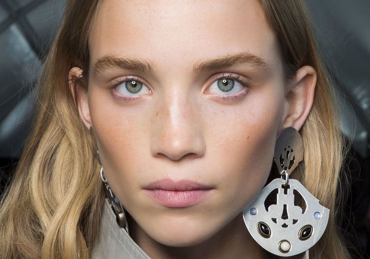 Rougeurs au visage : pourquoi votre visage rougit ou chauffe ? 5 causes méconnues