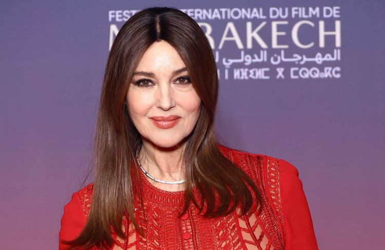 Monica Bellucci adopte le smoky eyes qui rajeunit sans en avoir l’air