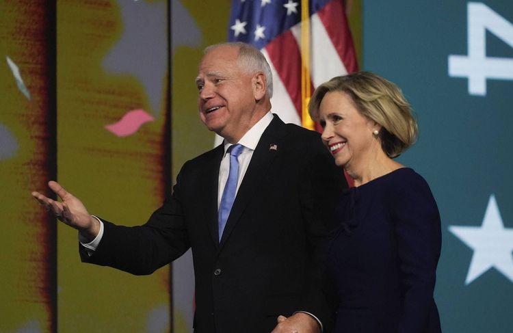 Qui est Gwen Walz, la femme de Tim Walz, potentiel vice-président des États-Unis ?