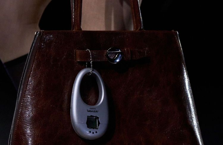 Repéré au défilé Coperni, cet accessoire de notre enfance va enchanter les nostalgiques des années 2000