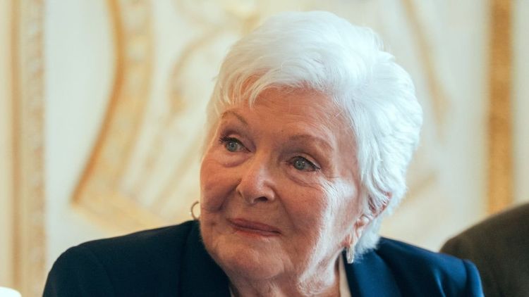 Line Renaud (97 ans) révèle son "faible" pour les substances : "J'ai tendance à aimer..."