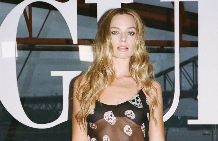 Robe transparente et motif “skull” : Margot Robbie relance l’imprimé culte des années 2000 popularisé par Kate Moss