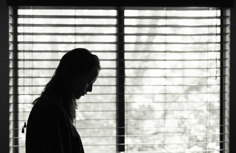 Violences conjugales : faute de place, des femmes contraintes de retourner chez leur agresseur