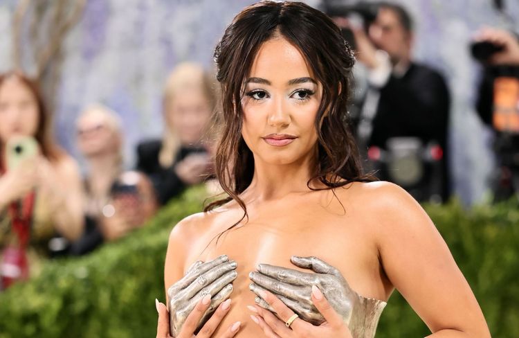 Lena Mahfouf fait sensation avec son bustier sculpté à même la peau au Met Gala 2026