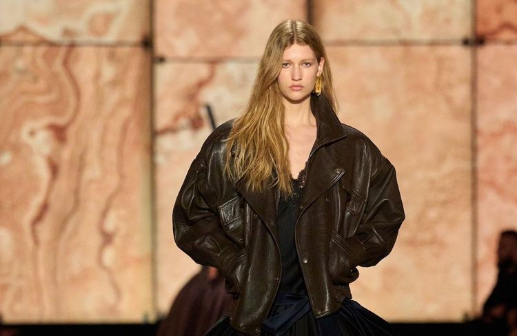 Cuir vieilli, coupe XXL : la veste culte du moment est tout sauf neuve