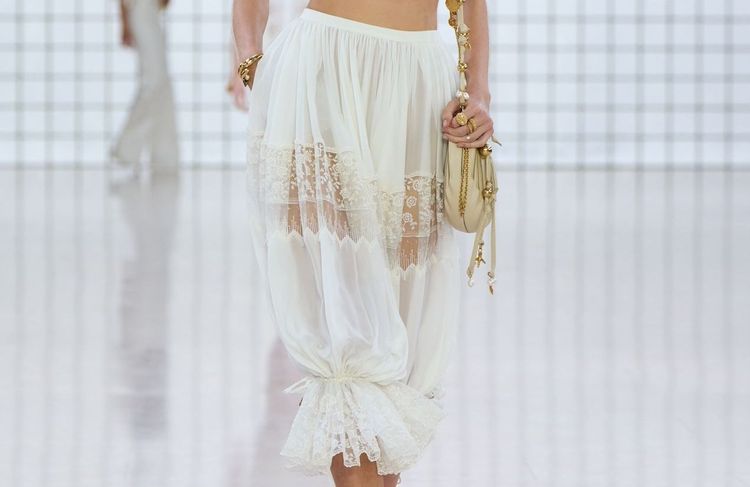 Ce pantalon rétro et romantique fait son grand retour ce printemps