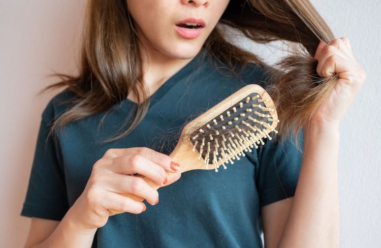 Perdre plus de 100 cheveux par jour est normal : voici la quantité qui doit alerter