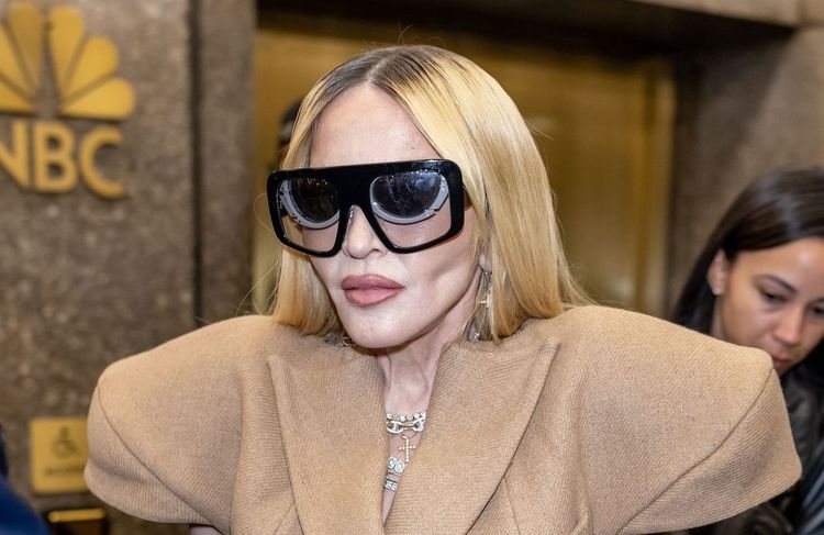 Lunettes superposées et épaulettes XXL : l'apparition remarquée de Madonna à la Fashion Week de New York