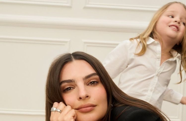 Emily Ratajkowski pose en mère protectrice avec son fils Sylvester pour Chanel