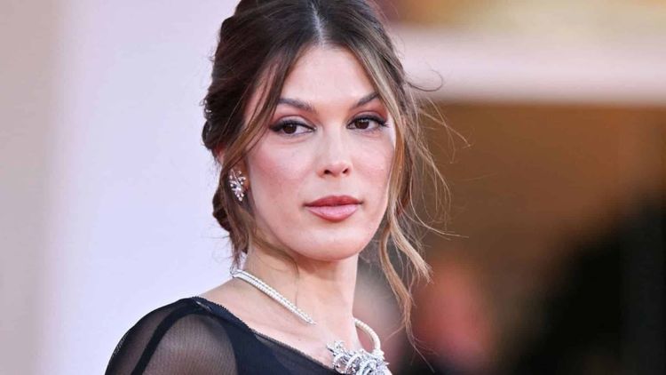 Iris Mittenaere ultra sexy : elle montre presque tout dans une robe noir tout en transparence