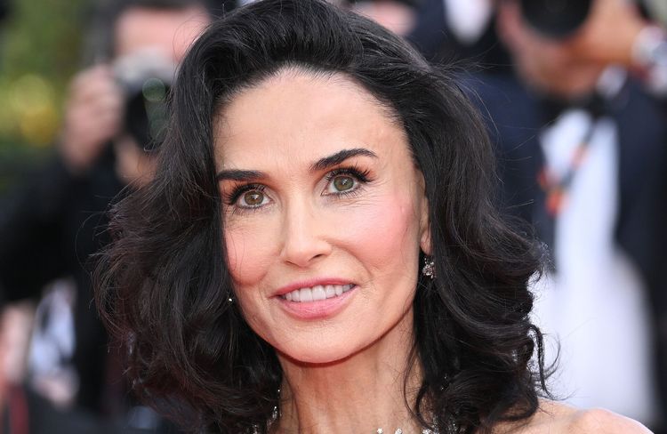 À Cannes, Demi Moore dit adieu à sa crinière XXL et dévoile un carré glamour qui affole le tapis rouge