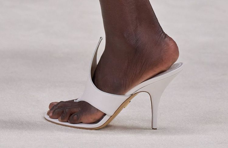 Repérées sur les podiums, ces sandales originales seront les favorites de l'été