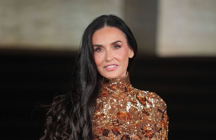 À 62 ans, Demi Moore ressuscite sa frange culte des années 90