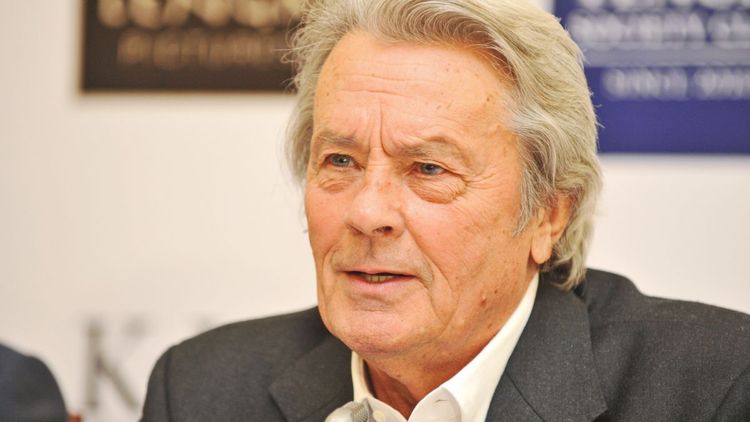 Alain Delon, en couple avec Hiromi Rollin ? Cette scène qui ne laisserait aucune place au doute, "Ils formaient...