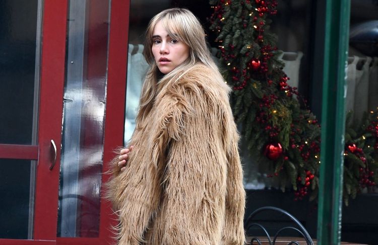 Suki Waterhouse ressuscite cette tendance manteau seventies