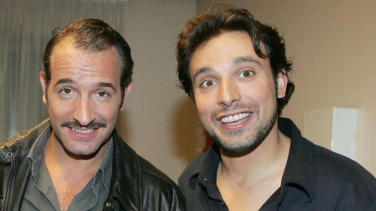"Je n’ai pas les mots" : Jean Dujardin "pleure" la mort de Bruno Salomone et lui rend un bel hommage