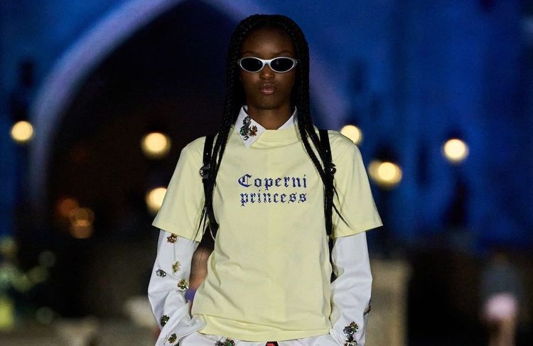 La superposition de t-shirts façon années 2000 revient en force