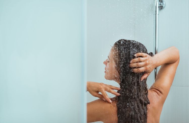 Méthode CWC : la meilleure façon de laver les cheveux secs et abîmés