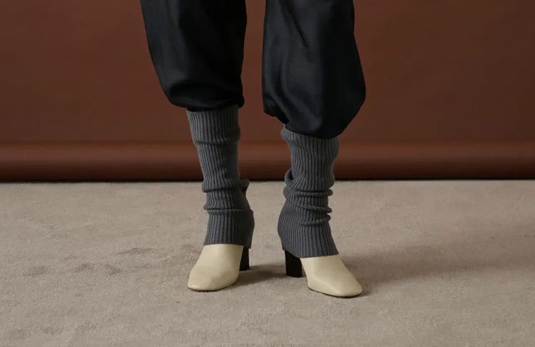 Les guêtres par-dessus les bottines : le retour de cette association mode qui réchauffent nos looks