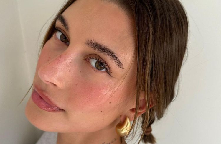 Cet outil high-tech est le secret d’Hailey Bieber pour afficher une peau éclatante