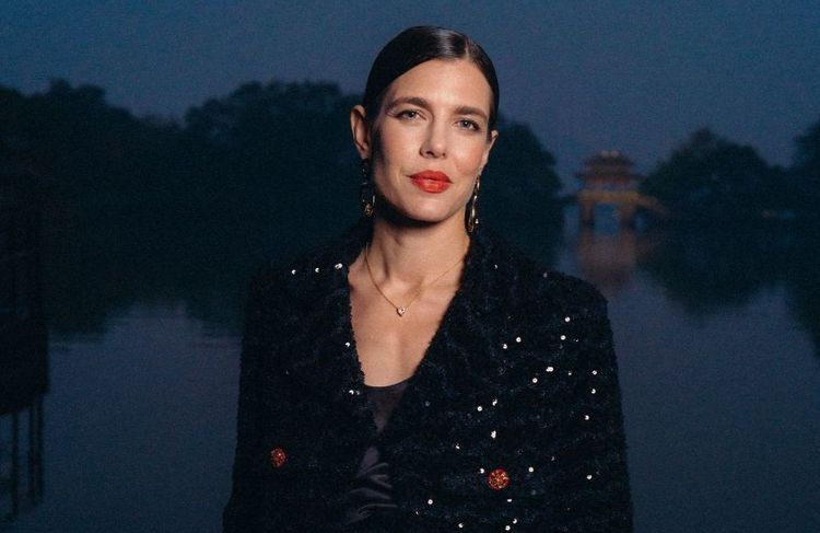 En ensemble en tweed et strass, l’élégance festive de Charlotte Casiraghi au défilé Chanel